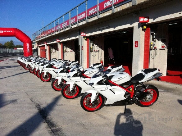 Live Test Ducati 848 EVO e 1198 SP ad Imola